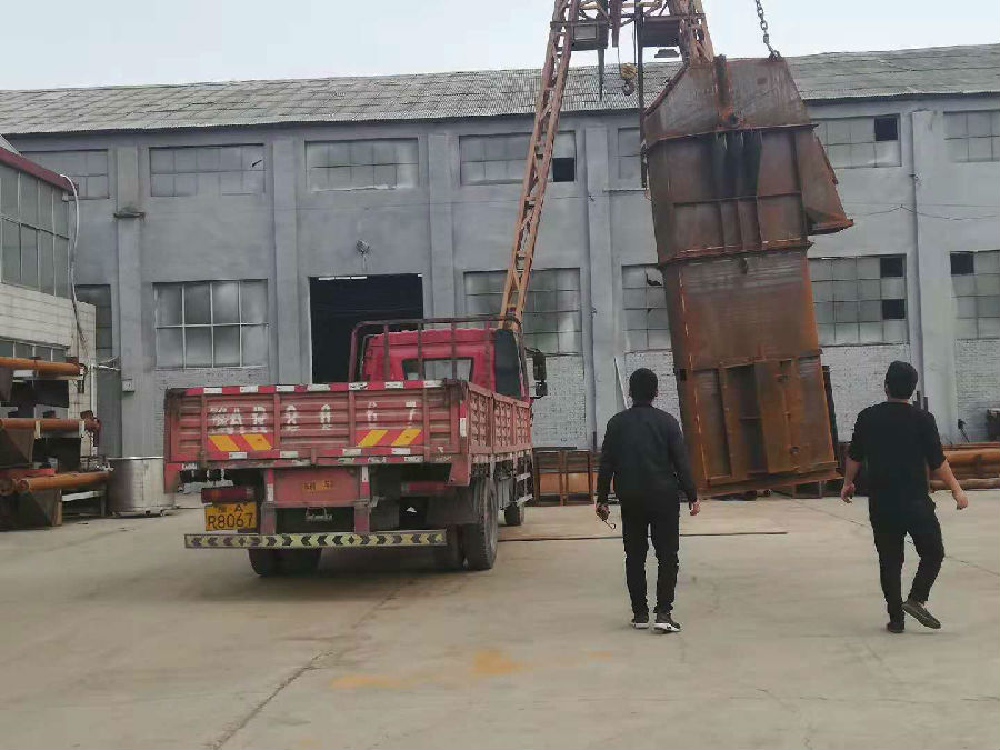 NE板鏈提升機(jī)裝車中